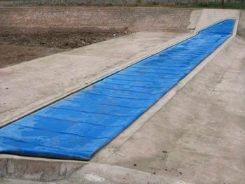 A blue defected inclined rubber dam are installed waiting for inflation.