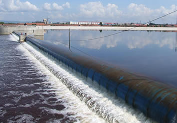 A dark blue pillow-like water filled rubber dam